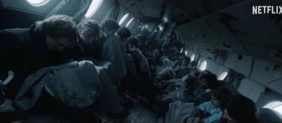 Una escena de la película de Bayona en la que se ve a los supervivientes en el interior del fuselaje del avión siniestrado