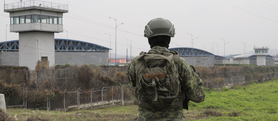 Fuerzas del orden frente a una cárcel de Ecuador