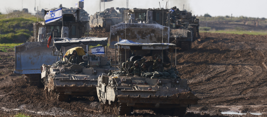 Una fotografía tomada desde la frontera israelí con Gaza muestra un convoy de vehículos blindados israelíes