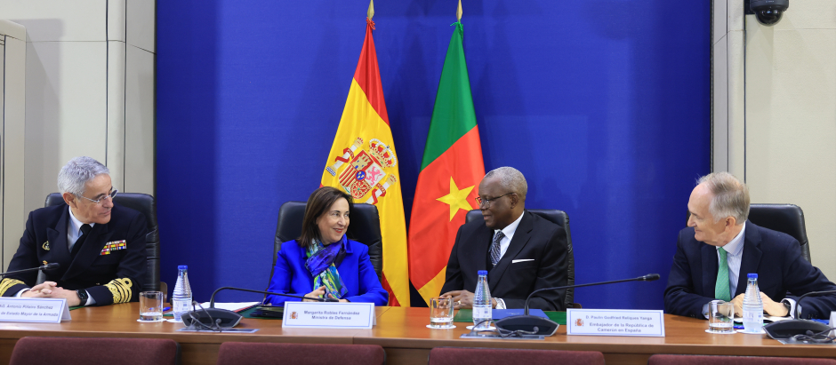 La ministra de Defensa junto con el embajador de Camerún en España,  Paulin Godfried Reliques Yanga