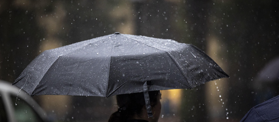 Una mujer camina bajo su paraguas este lunes en San Sebastián