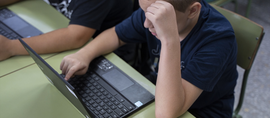 Un alumno estudia con un ordenador en un aula valenciana