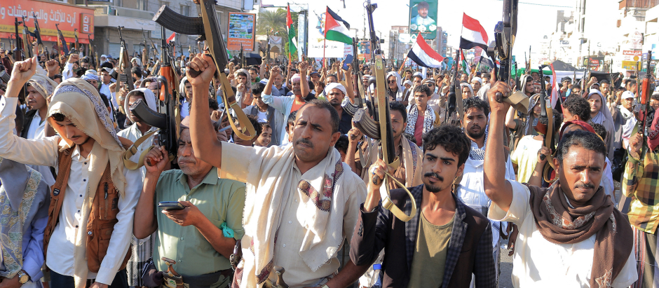 La gente participa en una protesta en las calles de la ciudad yemení de Hudeida, en el mar Rojo