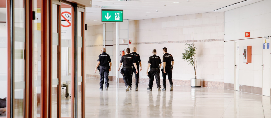 Un grupo de agentes de la Policía Nacional vigila el aeropuerto de Madrid