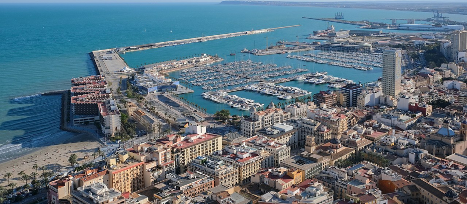 Vista de Alicante con el puerto al fondo