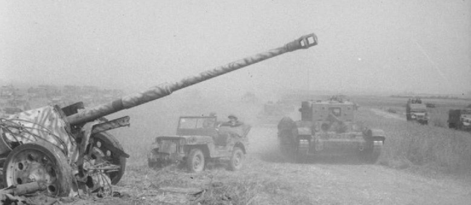 Un Cromwell y un jeep pasan cerca de un cañón pesado alemán PaK 43/41 abandonado durante la operación 'Totalise't5, 8 de agosto de 1944