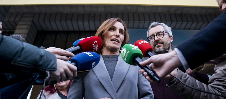 La ministra de Sanidad, Mónica García, tras su visita a los aspirantes que se presentaron al examen MIR el pasado 20 de enero
