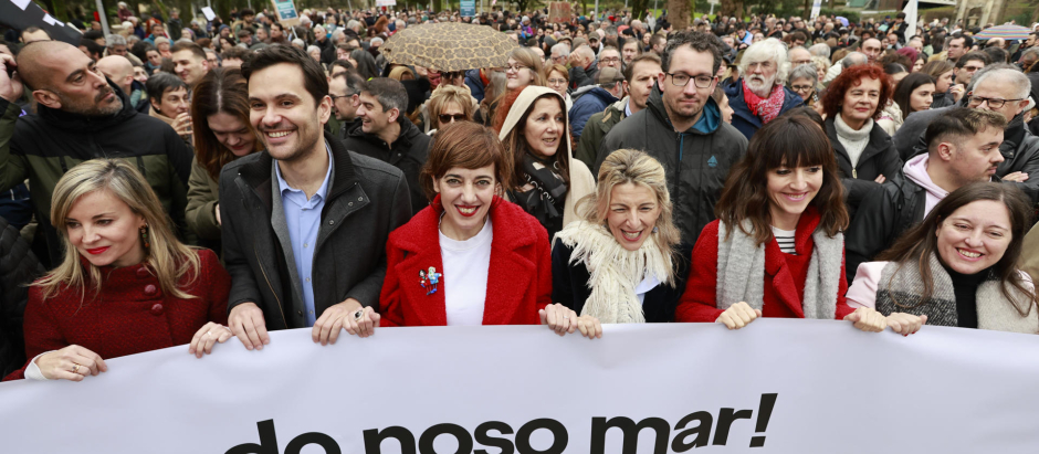La candidata a la presidencia de la Xunta por Sumar, Marta Lois y la ministra de Trabajo, Yolanda Díaz, en la protesta
