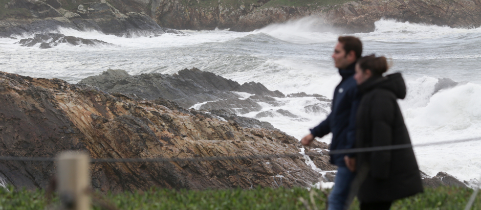 Una pareja observa el mar embravecido en la costa de Ribadeo, a 4 de noviembre de 2023, en Ribadeo, Lugo, Galicia