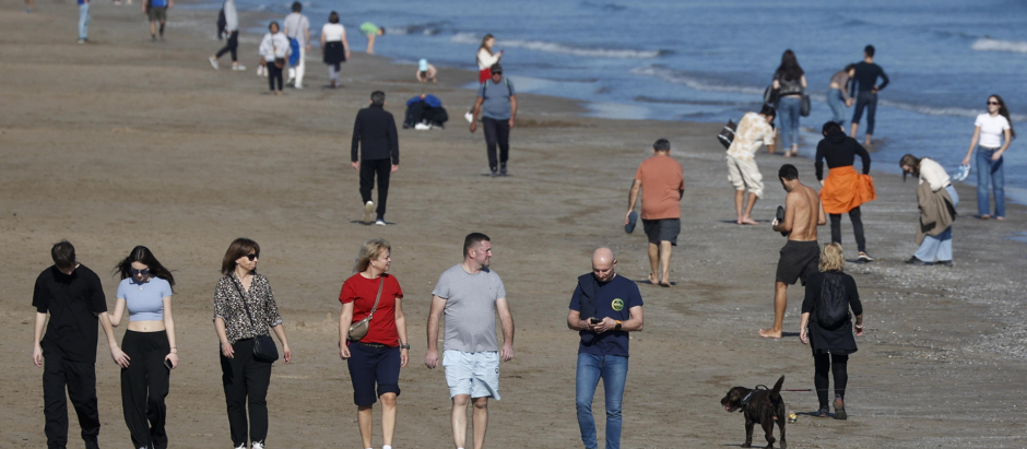 Un gran número de personas disfrutan del buen tiempo en la playa de la Malvarrosa