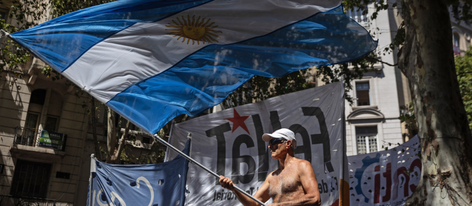 Un hombre ondea una bandera de Argentina durante el paro nacional convocador por los sindicatos peronistas