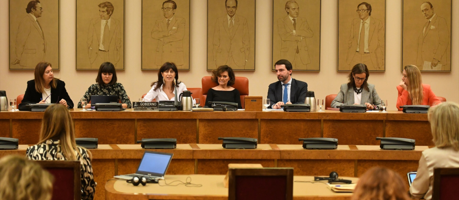 La ministra de Igualdad, Ana Redondo y la diputada del PSOE y exvicepresidenta primera del Gobierno Carmen Calvo