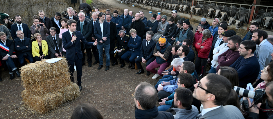 El primer ministro francés Gabriel Attal habla durante una visita a una granja en Montastruc-de-Salies, suroeste de Francia