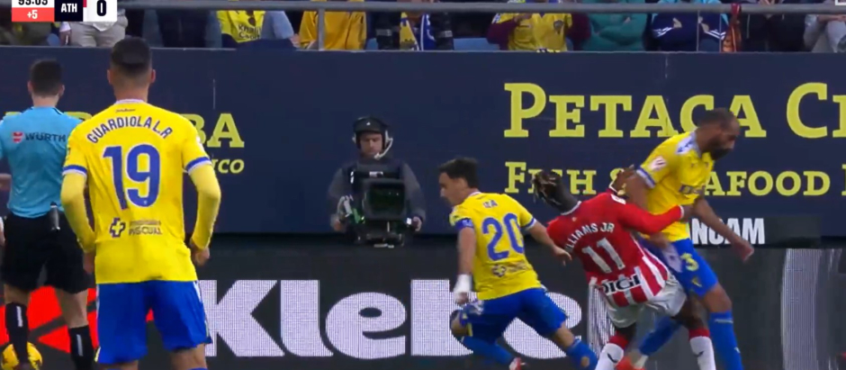 Acción en la que Fali (Cádiz) le propina un codazo a Nico Williams (Athletic) y el árbitro no pita penalti