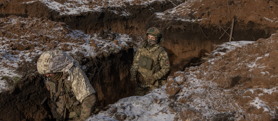 Soldados ucranianos en las trincheras en la región de Jarkov