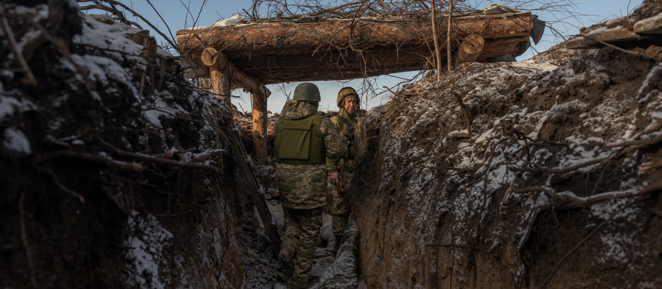 Soldados ucranianos de la 41.ª brigada se encuentran en una trinchera cerca de la línea del frente, en las afueras de Kupiansk