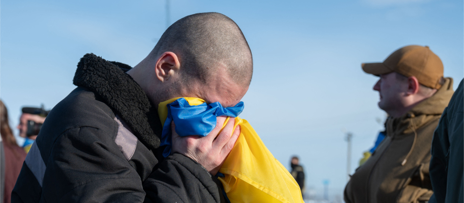 Un prisionero de guerra ucraniano llora tras ser liberado