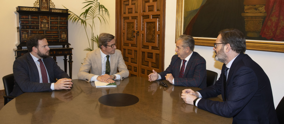 El presidente de la Diputación de Córdoba, Salvador Fuentes, acompañado por miembros de la Corporación con Jorge Paradela.