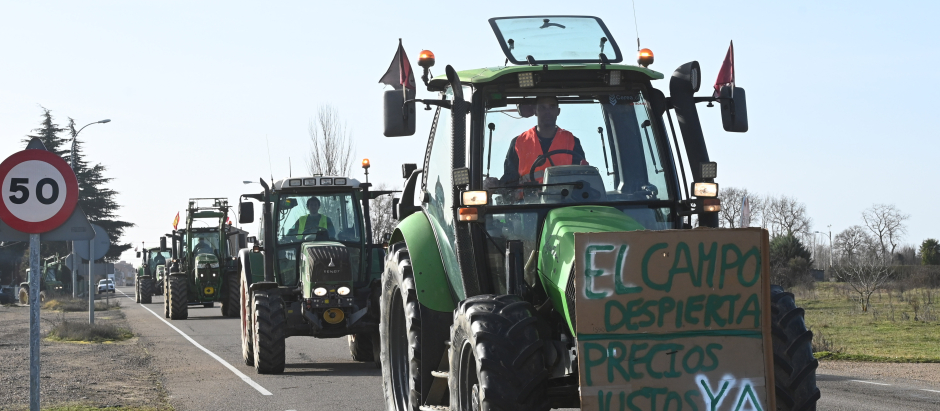 Varios tractores circulan cerca de la localidad de Veguellina, en León