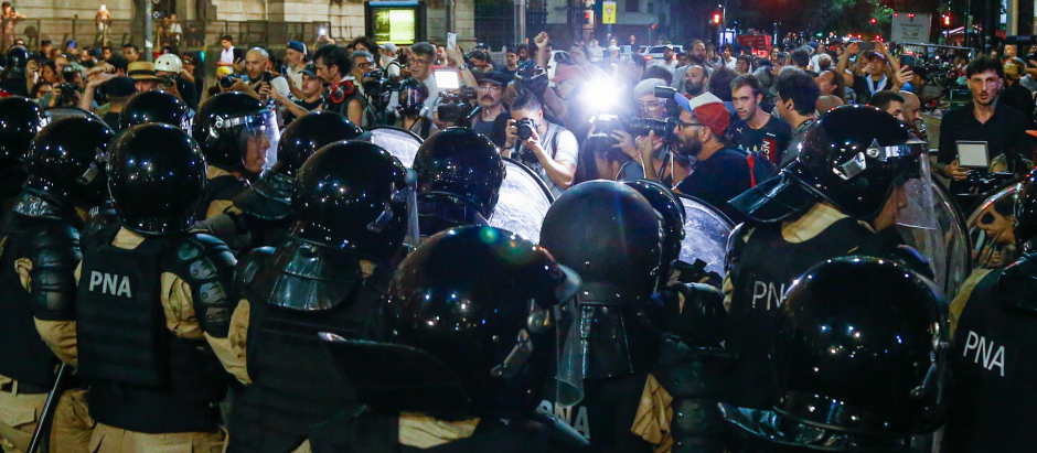 Policías hacen presencia durante una protesta de manifestantes contra el proyecto de 'ley ómnibus' en las inmediaciones del Congreso Nacional