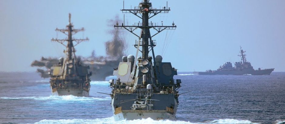 Destructores estadounidenses navegado con la fragata italiana ITS Virginio Pheasant