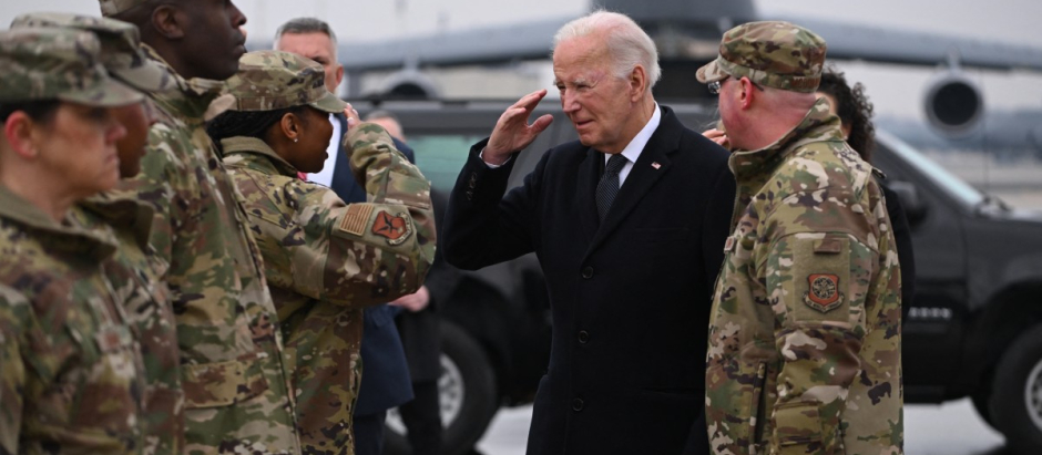 Joe Biden, con militares de EE.UU.