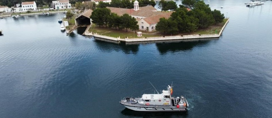 El patrullero "Isla Pinto" de la Armada española con la isla que le da nombre de fondo