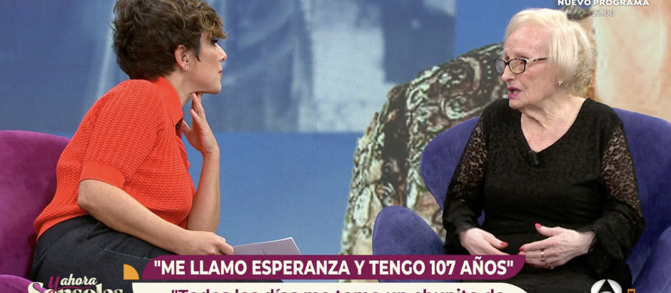 Sonsoles Ónega, durante la entrevista a Esperanza Cortiñas