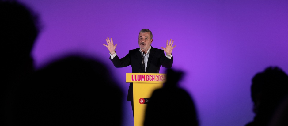 El alcalde de Barcelona, Jaume Collboni, interviene durante la inauguración del festival Llum BCN 2024