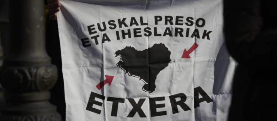 Un hombre con una pancarta en una movilización en apoyo a los presos de ETA en Pamplona, Navarra