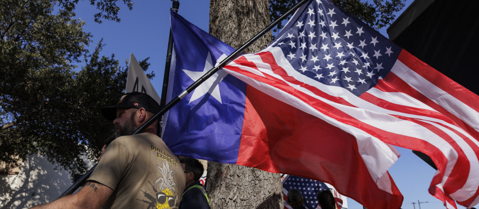 Manifestantes en Eagle Pass, Texas a favor de endurecer el control fronterizo