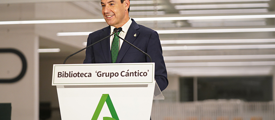 El presidente de la Junta de Andalucía, Juanma Moreno, el día del comienzo del traslado de los fondos a la biblioteca Grupo Cántico