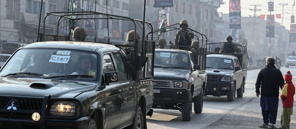 Un convoy del ejército de Pakistán patrulla una carretera en Peshawar