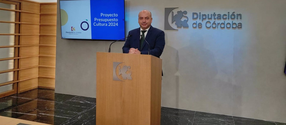 El delegado de Cultura en la Diputación de Córdoba, Gabriel Duque, en rueda de prensa.