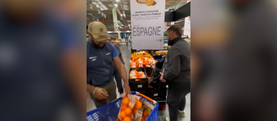 Agriculores franceses quitan productos españoles de los supermercados franceses