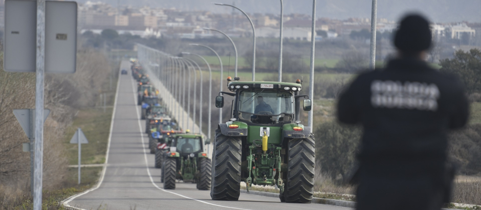 Decenas de tractores durante la tercera jornada de protestas de los ganaderos y agricultores para pedir mejoras en el sector