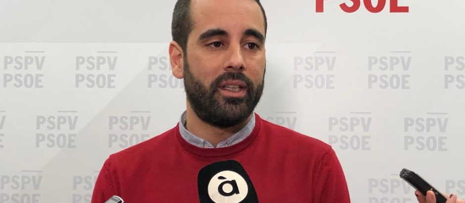 El síndico del PSPV, José Muñoz, hablando ante un micrófono de À Punt
