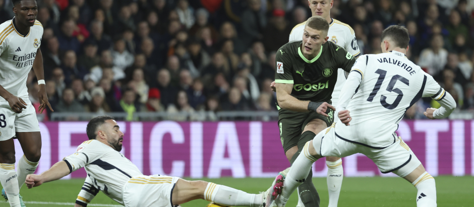 El delantero ucraniano del Girona, Artem Dovbyk (2d), golpea el balón ante los jugadores del Real Madrid, Dani Carvajal y el uruguayo Ernesto Valverde