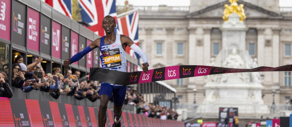 Kiptum atravesando la línea de meta en el Maratón de Londres