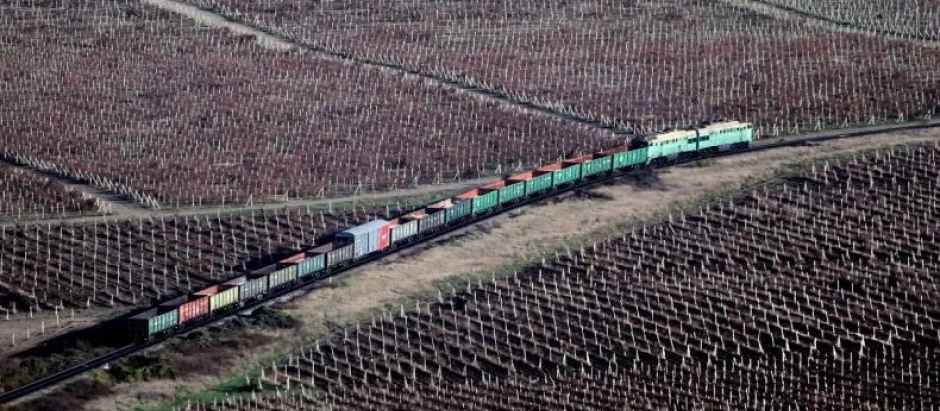 Tren de mercancías ruso similar al empleado para construir el "tren del zar"