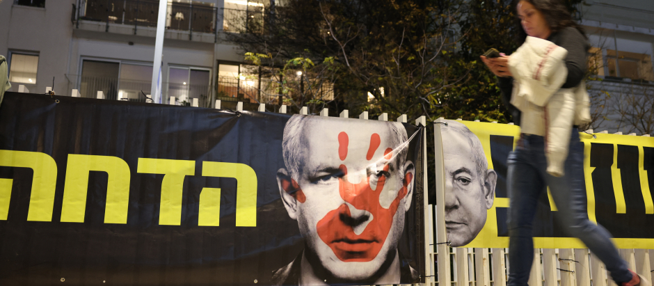 Pancartas en contra del primer ministro de Israel, Benjamin Netanyahu, en Tel Aviv