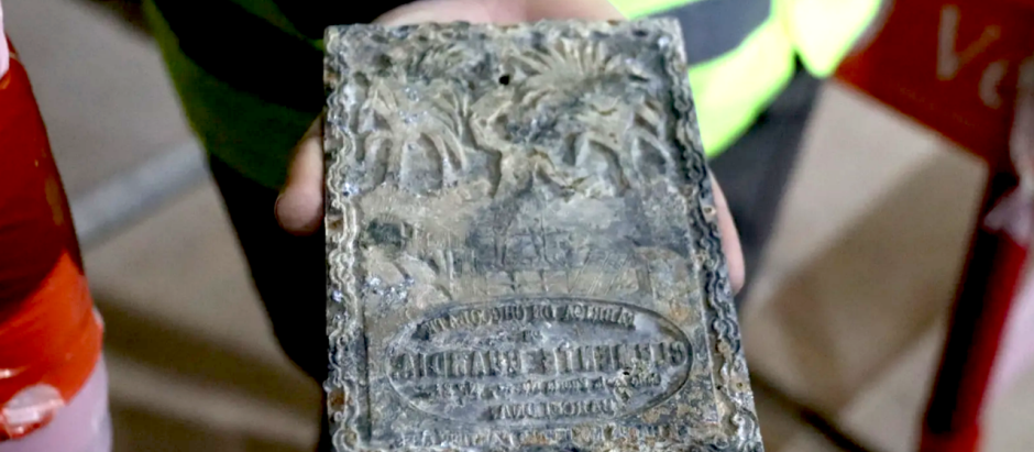 Una placa de plomo encontrada y que se habría utilizado para las etiquetas de los chocolates