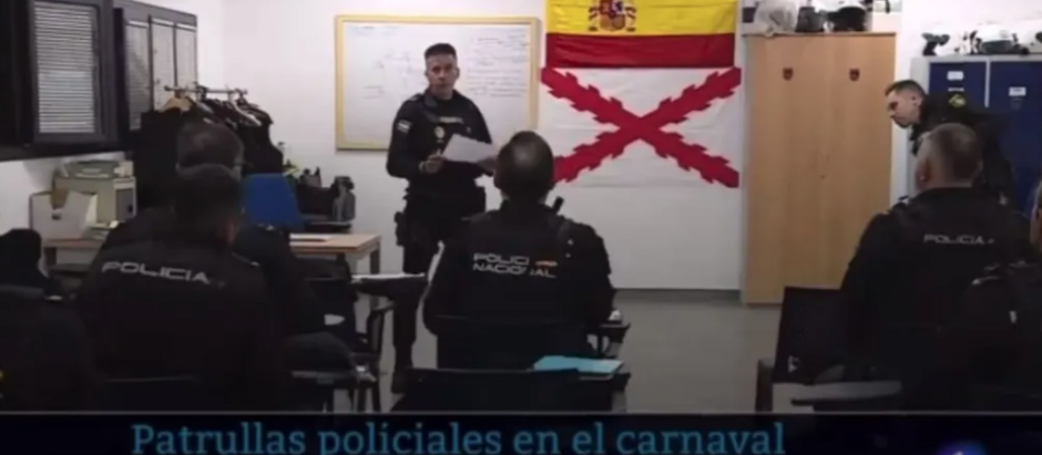 Fotograma de una pieza de TVE sobre la seguridad en el carnaval de Las Palmas de Gran Canaria en el que aparece la cruz de Borgoña en unas dependencias policiales