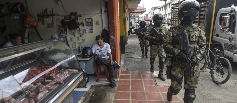 Soldados colombianos patrullan en una calle de Tuluá, departamento de Valle del Cauca, Colombia