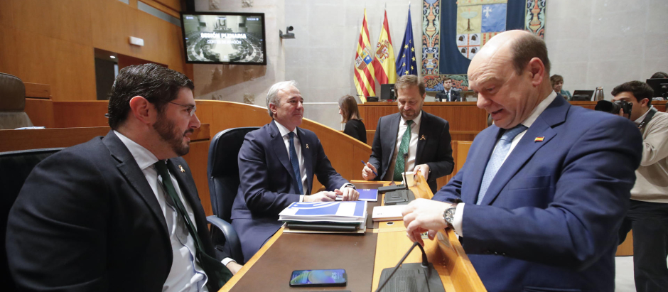 El vicepresidente de Aragón, Alejandro Nolascco (i), y el presidente de Aragón, Jorge Azcón (2i), conversa con los diputados Santiago Morón y Fernando Ledesma (2d)
