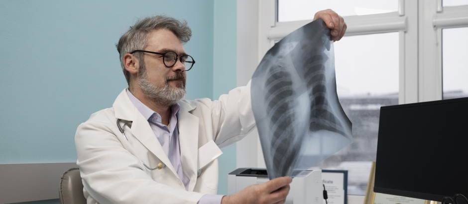 Oncólogo revisando una radiografía
