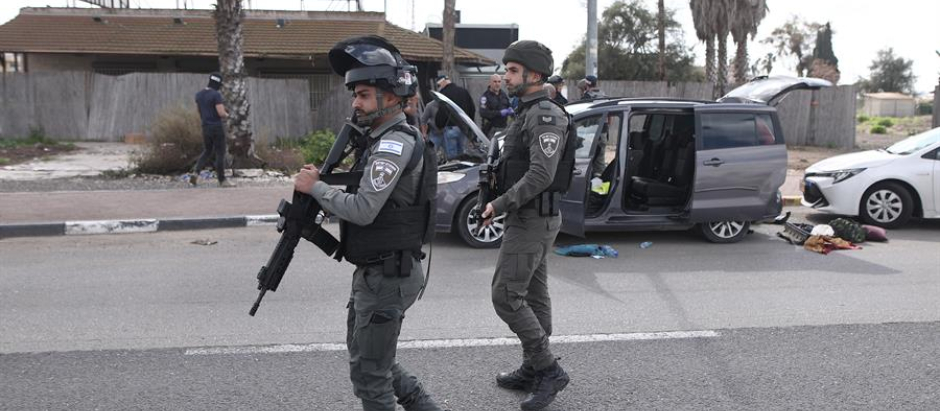 Oficiales de seguridad israelíes en el lugar del tiroteo
