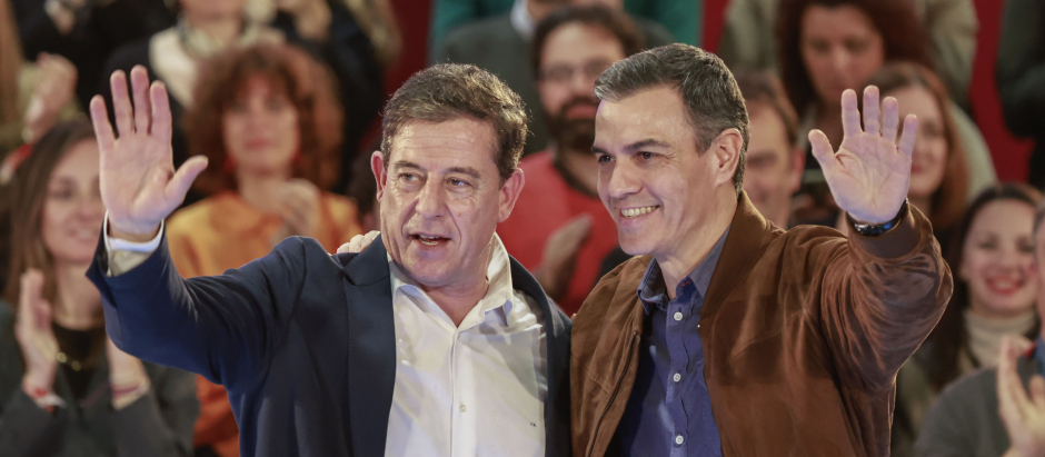 Pedro Sánchez y José Ramón Gómez Besteiro en el mitin de cierre en Santiago
