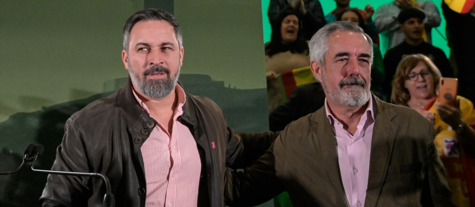 El líder de Vox, Santiago Abascal (i) y el candidato a la Presidencia de la Xunta de Galicia, Álvaro Díaz-Mella