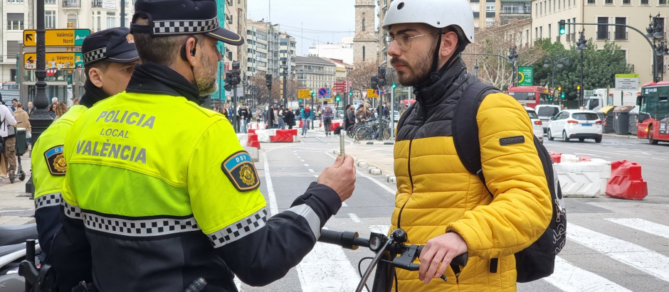 Un control policial en Valencia a un usuario de patinete eléctrico